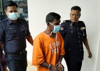 S. JHON Piter (tengah) dituduh membunuh seorang peniaga pisang goreng didakwa di Mahkamah Majistret Taiping hari ini. - UTUSAN