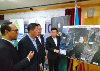 CHOW Kon Yeow (kanan) meninjau pelan pembangunan Projek Agro Tourism Paya Terubong yang bakal menjadi ikon pelancongan baharu Pulau Pinang dalam sidang akhbar di George Town, Pulau Pinang hari ini.