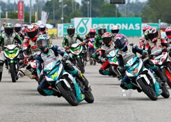 AHMAD Afif Amran (kiri) mengungguli pusingan ketujuh kategori Perdana CP150 Kejuaraan Cub Prix Malaysia pusingan ketujuh di Litar Permotoran Terengganu, Gong Badak, Kuala Nerus hari ini. - UTUSAN/PUQTRA HAIRYY ROSLI