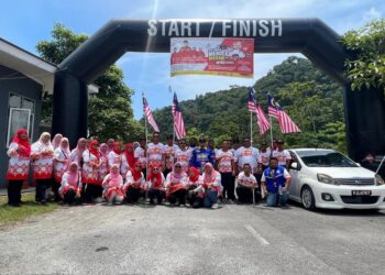 FATHUL Bari Mat Jahya (berdiri, empat dari kanan) merakamkan gambar bersama jawatankuasa terlibat penganjuran program Explorace Merdeka Madani di Taman Sakura, Kangar, Perlis hari ini. -UTUSAN/ASYRAF MUHAMMAD