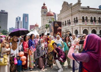 RAKYAT berbilang kaum menyertai program Keretapi Sarong 2023 di Dataran Merdeka, Kuala Lumpur pada 16 September lalu. – UTUSAN/MUHAMAD IQBAL ROSLI