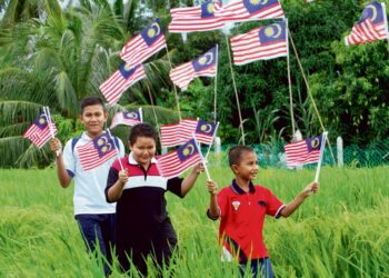 KIBARKAN Jalur Gemilang di mana-mana sahaja sehingga sambutan Hari Malaysia nanti. – GAMBAR HIASAN