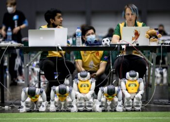 ROBOTIK termaju adalah antara bidang strategik yang perlu diberi tumpuan oleh universiti teknikal di Malaysia. – GAMBAR HIASAN/AFP