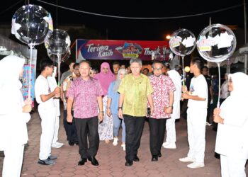 Shaharuddin Abu Sohot (kanan) mengiringi Zainal Eran (kiri) pada majlis perasmian Festival Kota Selatan 2023 (FKS2023) di Pontian, minggu lalu.