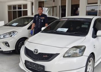 MOHD. Hasni Mohd Nasir menunjukkan kereta Toyota Vios dan Perodua Myvi yang disita selepas polis menahan suspek Geng Tasha pada sidang akhbar di IPD Muallim hari ini. - UTUSAN