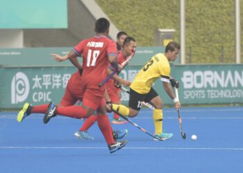 PENYERANG hoki negara Firhan Ashaari berjaya melepasi kawalan pemain Thailand pada aksi pertama Kumpulan B Sukan Asia Hangzhou di di Padang Hoki Gongshu Canal Sports Park, semalam. – IHSAN MOM