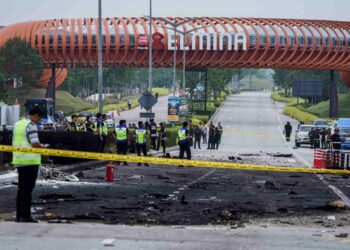 SIASATAN di kawasan kejadian kapal terbang terhempas, di Elmina. - UTSUAN/SHIDDIEQIIN ZON