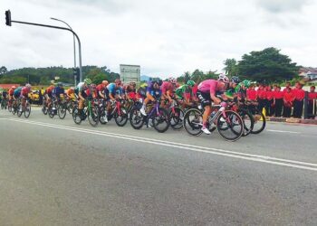 MURID Sekolah Kebangsaan Baling bersemangat melaungkan sorakan di bahu jalan ketika pelumba Le Tour de Langkawi (LTdL) melintasi sekolah mereka di Baling, Kedah.