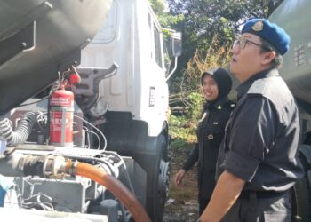 KPDN Perak menyita 13,000 liter minyak diesel bersubsidi dalam satu serbuan di sebuah bengkel membaiki lori di Jalan Degung di Kampar.- UTUSAN/IHSAN KPDN