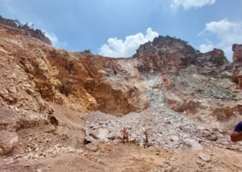 LOKASI kejadian runtuhan batu kuari menyebabkan seorang pekerja maut di Keramat Pulai, Ipoh kelmarin. - UTUSAN/JBPM