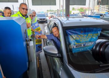 ALEXANDER Nanta Linggi menggunakan kad debit sebagai alternatif baharu membayar tol pada Pelancaran Pelaksanaan Sistem Kutipan Tol Secara Pembayaran Terbuka (SPT) di Plaza Tol Loke Yew, Kuala Lumpur, semalam. - UTUSAN/SADDAM YUSOFF