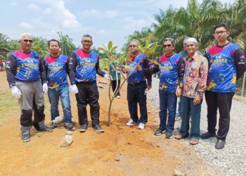 JALALUDDIN Alias (tiga dari kanan)  menanam pokok pada program SCR di Alor Pongsu, Bagan Serai hari ini. - UTUSAN/ WAT KAMAL ABAS