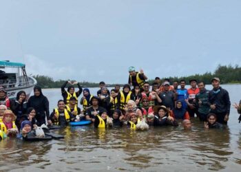 SEBAHAGIAN daripada peserta mencari kepah yang diadakan sempena penganjuran Festival Setiu Wetlands 2023 di Setiu, hari ini. - UTUSAN/KAMALIZA KAMARUDDIN