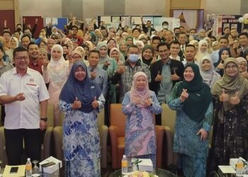 DR. Asmayani Khalib (depan, tengah) bergambar bersama peserta selepas Majlis Pelancaran Sistem IT Mentari (MITS) 2.0 dan Garis Panduan Program Sokongan Pekerjaan di Seremban hari ini.-UTUSAN/NAZARUDIN SHAHARI.