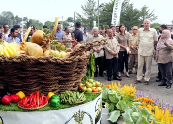 SULTAN Nazrin Muizzuddin Shah melawat pameran Perak Agrofest Lestari Agro Perak Makmur di Ladang Infoternak Sungai Siput hari ini. - UTUSAN/MUHAMAD NAZREEN SYAH MUSTHAFA