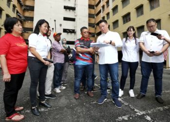 NGA Kor Ming (tengah) ketika melawat Pangsapuri Seri Kepayang di Ipoh. - UTUSAN/MUHAMAD NAZREEN SYAH MUSTHAFA