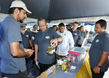 MOHAMMAD Nizar Jamaluddin (tengah) melawat pameran pada Sambutan Hari Sungai Sedunia 2023 Peringkat Negeri Perak dan Pelancaran Sahabat Lembangan Sungai Kinta di Tanjung Rambutan di Ipoh hari ini. - UTUSAN/MUHAMAD NAZREEN SYAH