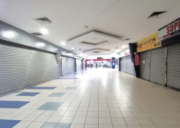 KEADAAN lot perniagaan yang kosong dan tidak beroperasi di dalam pusat beli-belah Terminal 1, Seremban, Negeri Sembilan. - UTUSAN/MOHD. SHAHJEHAN MAAMIN