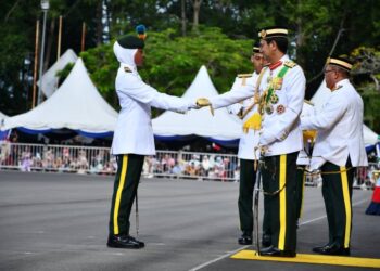 NORAZIMAH Rohamat menjadi satu-satunya wanita menerima Anugerah Pegawai Kadet Terbaik Palapes Darat pada istiadat Pentauliahan Diraja Pegawai Kadet Pasukan Latihan Pegawai Simpanan (Palaps) Universiti Awam (UA) ke-41 di Universiti Utara Malaysia (UUM), Kedah, Sabtu lalu.