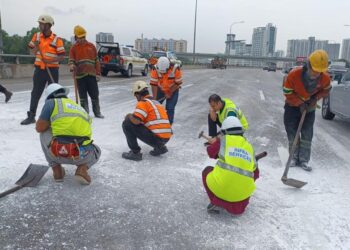 KAKITANGAN PLUS melakukan kerja-kerja penyelengaraan laluan yang terlibat dengan tumpahan cecair di KM1.2 di Lebuhraya Elite. - IHSAN PLUS