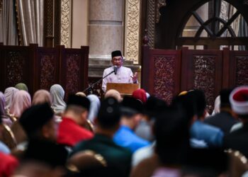 ANWAR Ibrahim menghadiri Majlis Ilmu Madani bersama pegawai Jakim dan agensi agama di Kompleks Seri Perdana, Putrajaya, petang semalam.