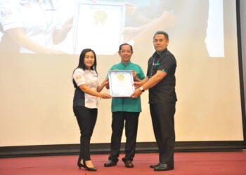 DZULKIFLI Abdul Razak (tengah) menerima sijil pengiktirafan Malaysia Book of Record oleh wakilnya, Lee Pooi Leng ketika majlis perhimpunan kakitangan yang berlangsung di UIAM Kampus Gombak, selepas Pusat Susu Bonda Halimatussadia (HMMC) diiktiraf sebagai pusat susu patuh syariah  pertama di negara ini. - UTUSAN