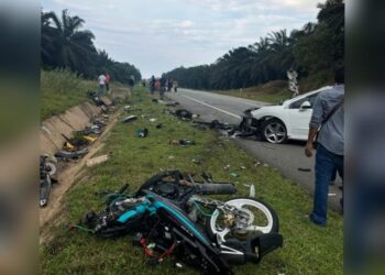 KEADAAN motosikal dinaiki mangsa dan kereta yang terlibat dalam kejadian kemalangan di Jalan Besar Felda Jengka 17 di Maran, Pahang.