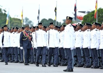 MOHD. Asghar Khan Goriman Khan (kiri) memeriksa memeriksa perbarisan perajurit muda pada Perbarisan Tamat Latihan Perajurit Muda TUDM Siri 66/2023 di Akademi Tentera Udara Ipoh hari ini. - UTUSAN/MUHAMAD NAZREEN SYAH MUSTHAFA