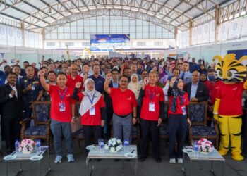 Mustapha Sakmud bersama sebahagian daripada 2,000 pengunjung Karnival TVET Madani Jom Pilih Kemahiran di Pusat Latihan Pengajar Dan Kemahiran Lanjutan (CIAST), Shah Alam, baru-baru ini.