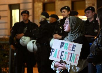 RAKYAT Malaysia diseru bersama-sama bersatu bersama Palestin dalam berdepan serangan kejam Zionis ke atas penduduk negara itu. – AFP