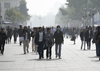 ORANG ramai berjalan di sekitar jalanan di Beijing. - AFP