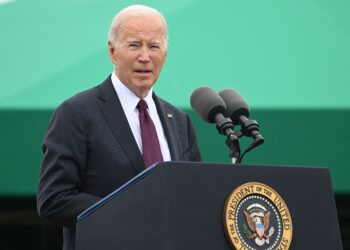 JOE Biden menegaskan bantuan kewangan kepada Ukraine tidak harus ditangguhkan bagi membantu negara itu berdepan Russia. - AFP