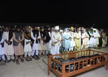 ORANG ramai melakukan solat jenazah terhadap seorang daripada mangsa yang terkorban dalam insiden bom bunuh diri di Mastung, Pakistan. - AFP