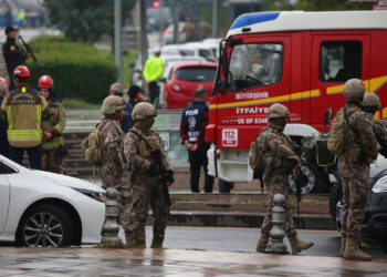 ANGGOTA Pasukan Khas Polis Turkiye mengawal kawasan berhampiran bangunan Kementerian Dalam Negeri susulan serangan bom di Ankara.-AFP