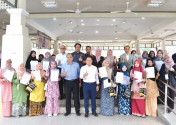 DR. Fadzli Adam (depan, enam dari kiri) bergambar kenangan bersama sebahagian pelajar baharu yang mendaftar di UniSZA, Kuala Nerus, baru-baru ini.