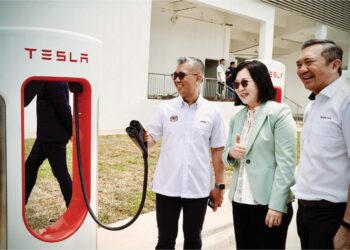 TTENGKU Zafrul Tengku Abdul Aziz melancarkan pusat pengecasan kenderaan elektrik di Pusat Tesla, Cyberjaya selepas merasmikan pusat berkenaan, semalam. – GAMBAR/MITI