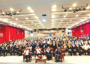 PENGANJUR bersama peserta dalam Program Sahabat HASiL di Institut Pendidikan Guru (IPG) Kampus Bahasa Antarabangsa di Lembah Pantai, Kuala Lumpur.