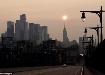 PEMANDANGAN langit bandar New York pada Ahad lalu. - AGENSI