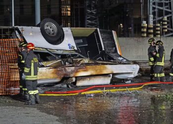 PASUKAN kecemasan melihat bangkai bas yang terbabas dan terbakar di bandar Mestre di Venice, Itali.-AGENSI