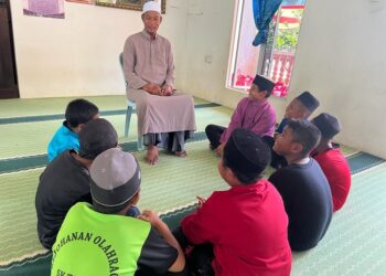 ARIS Rami mengajar kanak-kanak Orang Asli di Masjid Al-Hidayah, Pos Hendrop, Gua Musang, Kelantan. - UTUSAN/AIMUNI TUAN LAH