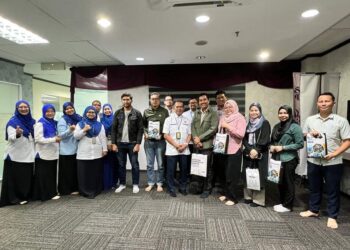 AZIZ Din (tengah) bersama kepimpinan KMEK dan warga LHDN Kedah selepas sesi libat urus di Pejabat LHDN Kedah di Alor Setar.