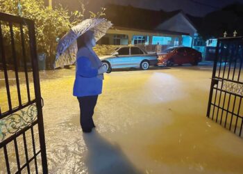 BANJIR kilat sering berlaku setiap kali hujan lebat di Taman Permai Fasa Dua, Kuala Lipis di Lipis, Pahang.