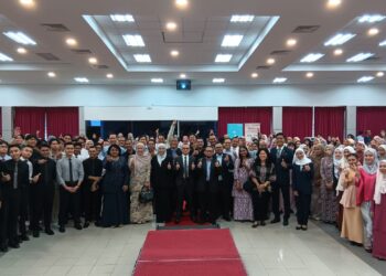 SEBAHAGIAN mahasiswa bergambar bersama pengurusan FKPM pada sesi taklimat kemasukan siswa baharu bagi program peringkat ijazah sarjana muda di UiTM Shah Alam, Selangor.