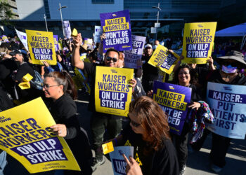 KKAKITANGAN Kaiser Permanente bersama ahli kesatuan yang mewakili pekerja menyertai piket di Los Angeles, California.-AFP