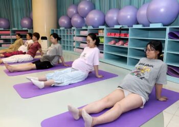 WANITA hamil bersenam semasa kelas kecergasan di hospital obstetrik dan ginekologi di Shijiazhuang, China.-AGENSI