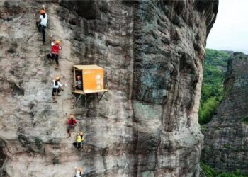 KEDAI serbaneka tergantung di tebing tinggi kawasan pergunungan Shiniuzhai di wilayah Hunan,China.-AGENSI