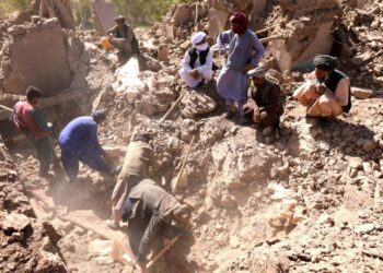 PENDUDUK membersihkan serpihan runtuhan rumah yang musnah dalam kejadian gempa bumi di wilayah Herat. - AFP