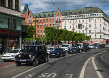 STOCKHOLM akan mengharamkan kenderaan menggunakan petrol dan diesel dalam usaha meningkatkan kualiti udara. - AFP