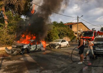 BEBERAPA kereta hangus dijilat api terkena serangan roket dari Gaza yang mendarat di bandar Ashkelon, Israel.-AFP