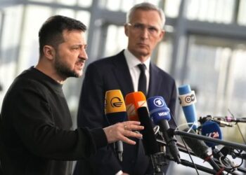 VOLODYMYR Zelensky bercakap semasa sidang media bersama Jens Stoltenberg di ibu pejabat NATO di Brussels.-AGENSI